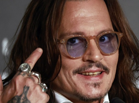 Ο Τζόνι Ντεπ πρωταγωνιστεί ξανά σε καμπάνια διάσημου αρώματος - Ανανέωσε το συμβόλαιό του με τον οίκο Dior έναντι 20 εκατομμυρίων δολαρίων.