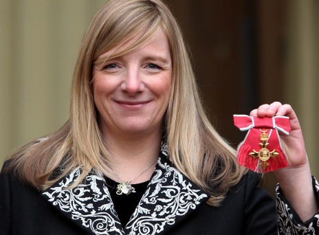 Η Σάρα Μπάρτον αποχωρεί από τον οίκο μόδας Alexander McQueen - Σχεδίασε μεταξύ άλλων το νυφικό φόρεμα της Κέιτ Μίντλετον. 