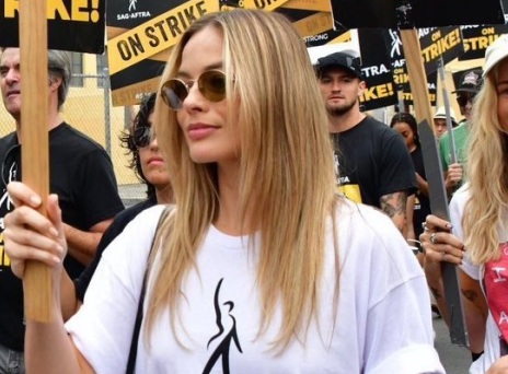 Μάργκοτ Ρόμπι: Με πλακάτ σε πορεία ηθοποιών στο Χόλιγουντ - Διαδήλωσαν για τα δικαιώματά τους σε συγκέντρωση της SAG-AFTRA.