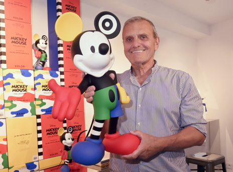 Jean-Charles de Castelbajac: Ο θρυλικός Γάλλος σχεδιαστής των χρωμάτων και της χαράς ανοίγει το σπίτι του