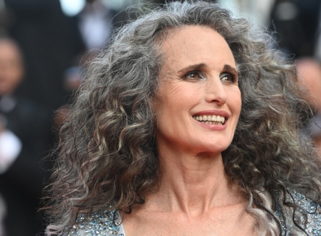 Η Andie MacDowell στο Κόκκινο Χαλί του 74ου  Φεστιβάλ των Καννών