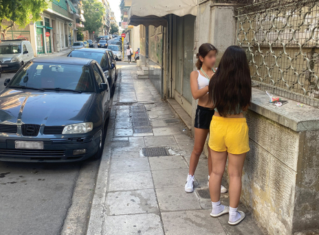 Σε βλέπω με την κολλητή σου