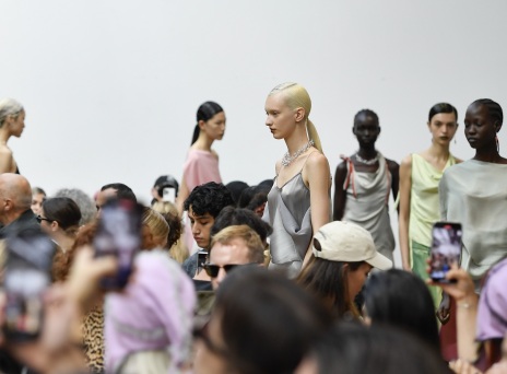 Μοντέλα στην πασαρέλα κατά τη διάρκεια της επίδειξης μόδας Kiko Kostadinov Ready to Wear Άνοιξη/Καλοκαίρι 2024 στην Εβδομάδα Μόδας του Παρισιού 