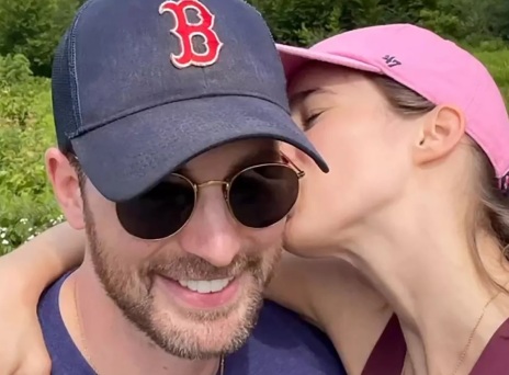 Κρις Έβανς: Επιβεβαίωσε τον γάμο του με την Άλμπα Μπαπτίστα ο Αμερικανός ηθοποιός - Συμφωνία τήρησης απορρήτου υπέγραψαν οι καλεσμένοι.