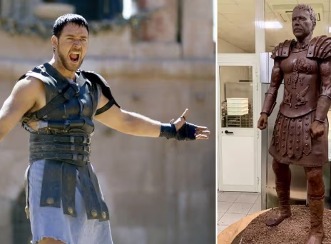 Ράσελ Κρόου: Δημιουργήθηκε σοκολατένιο άγαλμα του «Μονομάχου» από ζαχαροπλάστη στη Μάλτα - «Θα είμαι διαθέσιμος να φαγωθώ», δηλώνει ο διάσημος ηθοποιός.