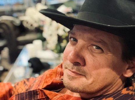 Τζέρεμι Ρένερ: Ο διάσημος ηθοποιός ανακοίνωσε ότι κυκλοφορεί μουσική εμπνευσμένη από το ατύχημα που παραλίγο να του κοστίσει τη ζωή.