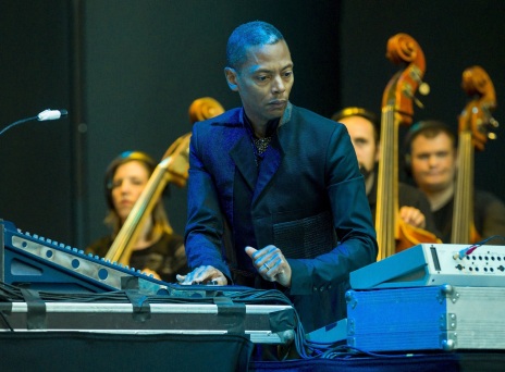 Ο Τζεφ Μιλς πρωταγωνιστεί στη νέα καμπάνια του Jil Sander - Πώς σχολιάζει τη συνεργασία ο πρωτοπόρος της techno του Ντιτρόιτ.