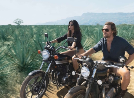 Ο Matthew McConaughey και η Camila Alves βγήκαν από τα ρούχα τους για τη νέα τους τεκίλα