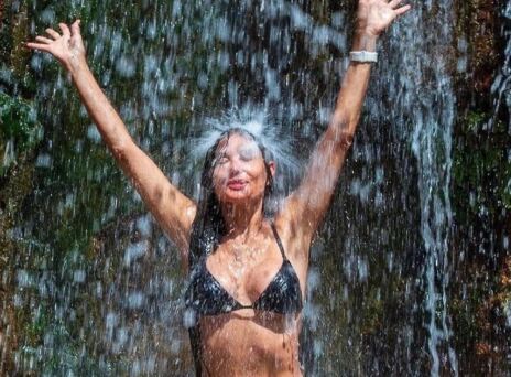 Η Ντέμι Μουρ ποζάρει με μικροσκοπικό μπικίνι στον ποταμό Κολοράντο