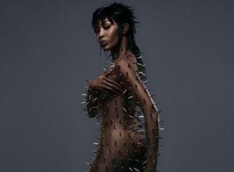 Ναόμι Κάμπελ: Η καμπάνια για τον Alexander Wang - Νέα μεταμόρφωση για το διάσημο μοντέλο - Ποζάρει γυμνή και καλυμμένη με καρφιά.