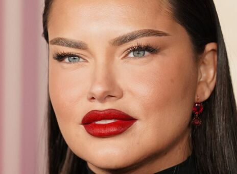 Αντριάνα Λίμα: Απαντά στις υπόνοιες για λίφτινγκ και τα σχόλια των social media ότι το πρόσωπό της ήταν πρησμένο και τα μάτια της τραβηγμένα.