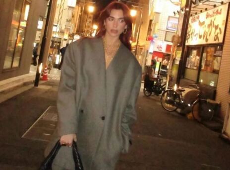 Η Dua Lipa ποζάρει με «no pants» στυλ στο Τόκιο
