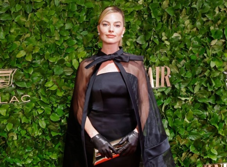 Η Μάργκο Ρόμπι με look εμπνευσμένο από τη Barbie