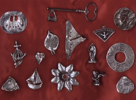 Τα γούρια του Μάριου Βουτσινά και τα κοσμήματα που κατασκευάζει εμπνευσμένα από μοτίβα κοστουμιών του Εθνικού Θεάτρου.  