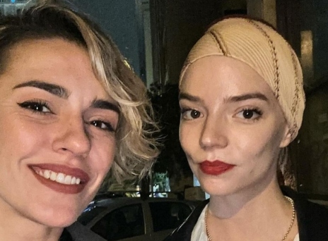 Κάτια Ταραμπάνκο: Ποζάρει με την Anya Taylor -Joy στην Αθήνα