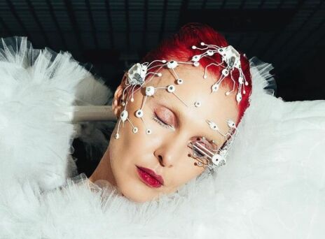 Η Τάμτα εμφανίστηκε στα MadWalk 2023, σε μια φουτουριστική performace του νέου της τραγουδιού «Μακριά»