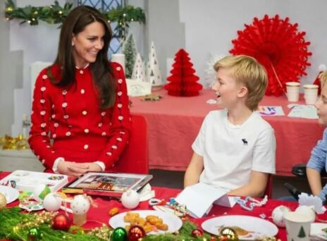 Η Κέιτ Μίντλετον εμφανίστηκε σε εκπομπή με άκρως χριστουγεννιάτικο outfit