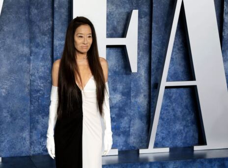 Η Βέρα Γουάνγκ ποζάρει με τις κόρες της με εντυπωσιακές δικές της δημιουργίες