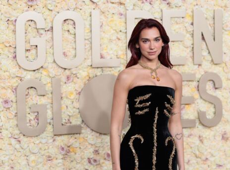 Η Dua Lipa ξεχώρισε με το skeleton dress της στις Χρυσές Σφαίρες