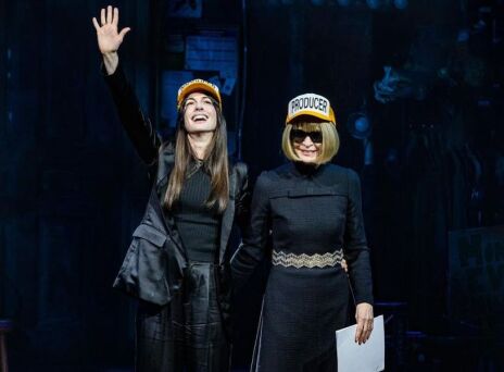 Άννα Γουίντουρ και Αν Χάθαγουεϊ: «Ο διάβολος φοράει Prada» στη σκηνή του Μπρόντγουεϊ - Η θεατρική συνάντηση που συγκίνησε το κοινό.