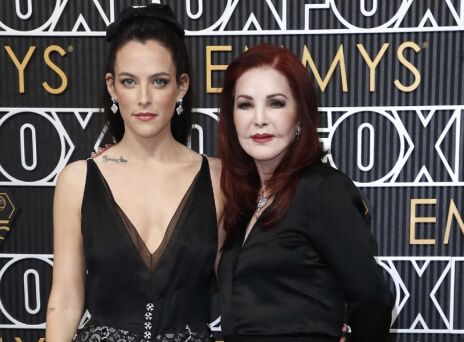 Πρισίλα Πρίσλεϊ - Ράιλι Κίου: Κοινή εμφάνιση στο κόκκινο χαλί των Emmy στον απόηχο της δικαστικής τους διαμάχης για την κληρονομιά της Λίζα Μαρί Πρίσλεϊ. 