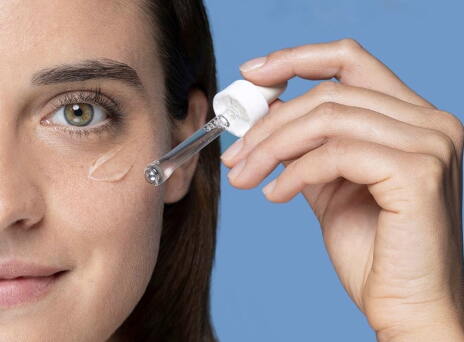 la_roche_posay_nikhtes_prix_de_beaute_2023_beautemag_12_23_main