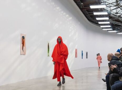 Σε «τέχνη που μπορεί να φοριέται» μετατρέπει τα σχέδια του Ronan Bouroullec ο οίκος Issey Miyake - Εικόνες της νέας κολεξιόν που παρουσιάστηκε στο Παρίσι.