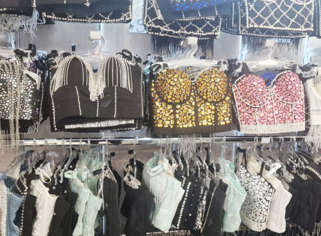 Μια βόλτα στην οδό Βορέου στο Σύνταγμα και στο μαγαζί με κάθε είδους εσώρουχα, ρόμπες & παντόφλες