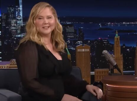 Έιμι Σούμερ: Η εμφάνιση στο «The Tonight Show» του Τζίμι Φάλον ανησύχησε τους θαυμαστές της - Τι απαντά για το «φουσκωμένο» πρόσωπό της