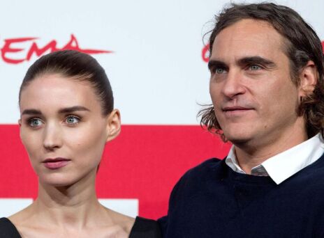 Χοακίν Φίνιξ - Ρούνι Μάρα: Γονείς για δεύτερη φορά – Γνωρίστηκαν το 2012 και παραμένουν ένα από τα σταθερότερα ζευγάρια του Χόλιγουντ.