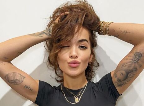 Ρίτα Όρα: Η Βρετανίδα ποπ σταρ μίλησε την ψυχική υγεία και τον αγώνα της με τις κρίσεις πανικού και το άγχος.