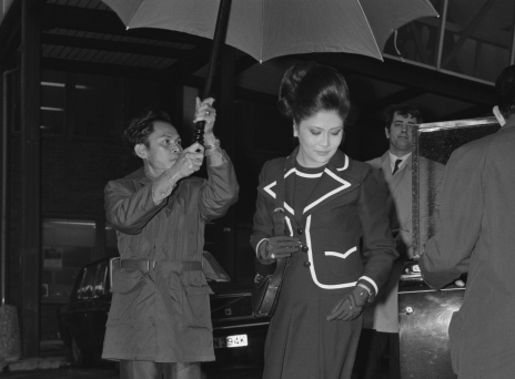 H Ιμέλντα Μάρκος την εποχή της νιότης της, στο αεροδρόμιο του Hearhrow στο Λονδίνο, Φεβρουάριος 1973 © Photo by Evening Standard/Hulton Archive/Getty Images