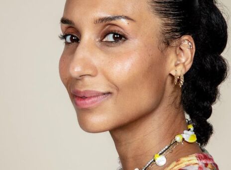 Νέα επικεφαλής της βρετανικής Vogue η Τσιόμα Νάντι - Αντικαθιστά τον Έντουαρντ Ένινφουλ - Επέλεξε στο εξώφυλλο την τραγουδίστρια FKA twigs.