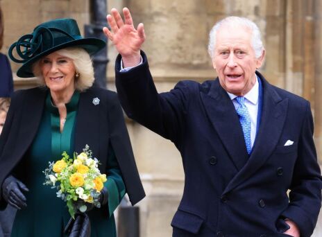 Η βασίλισσα Καμίλα επέλεξε ένα φόρεμα της σχεδιάστριας Anna Valentine σε σμαραγδί απόχρωση, ασορτί καπέλο Philip Treacy