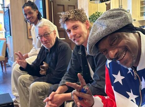 Οι Ρόμπερτ Ντε Νίρο, Όστιν Μπάτλερ και Snoop Dogg μαζί στο Μαλιμπού - Η παρέα των σταρ δείπνησε στην έπαυλη του ράπερ. 