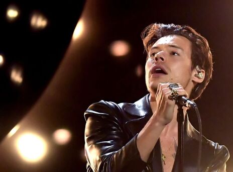 Θαυμάστρια - stalker του Χάρι Στάιλς φυλακίστηκε επειδή του έστειλε 8.000 κάρτες σε ένα μήνα - Της απαγορεύτηκε να τον δει να ερμηνεύει. 