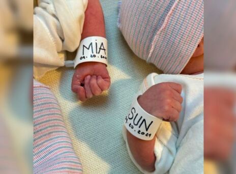 Τα χέρια των διδύμων του Jacquemus