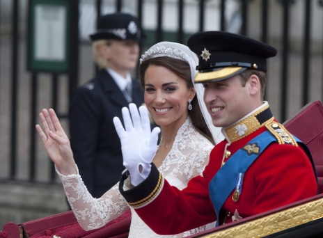 Ο πρίγκιπας Ουίλιαμ και η Κέιτ Μίντλετον στην άμαξα που τους μετέφερε μετά τον γάμο τους
