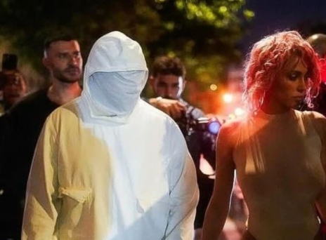 Μπιάνκα Σενσόρι: Κάλυψε τα στήθη της μόνο με τιράντες