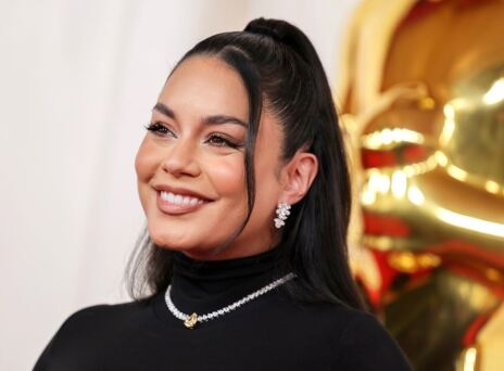 Βανέσα Χάτζενς: Έγινε μητέρα η γνωστή ηθοποιός - Εθεάθη να βγαίνει από το νοσοκομείο με τον σύζυγό της και το παιδί τους