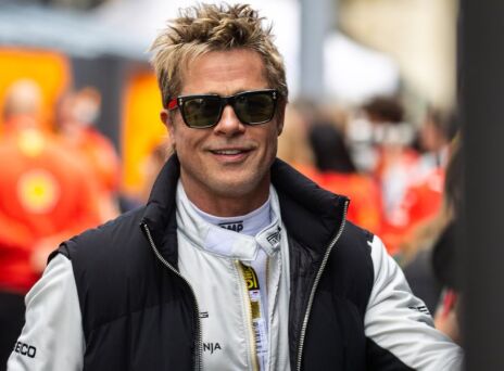 Μπραντ Πιτ: Με στολή πιλότου στο βρετανικό Γκραν Πρι - Είναι φανατικός οπαδός της Formula 1 - Θα υποδυθεί οδηγό στη νέα του ταινία. 