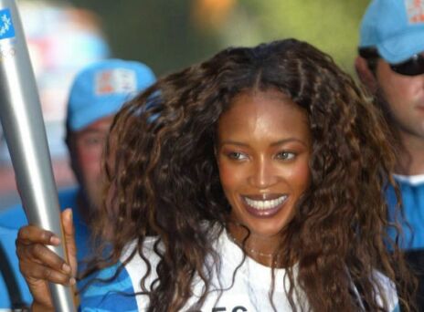 Ναόμι Κάμπελ: Αφιερωμένη στους Ολυμπιακούς Αγώνες του 2004 η νοσταλγική ανάρτησή της - Το διάσημο μοντέλο είχε συμμετάσχει στη λαμπαδηδρομία. 