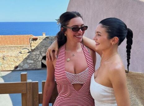 Κάιλι Τζένερ: Στη Μονεμβασιά με τη Στέισι Καρανικολάου
