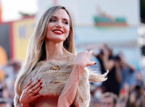 Η Αντζελίνα Τζολί στο Φεστιβάλ της Βενετίας: Η ταινία «Maria», η συνέντευξη Τύπου και ο θαυμαστής της με ALS