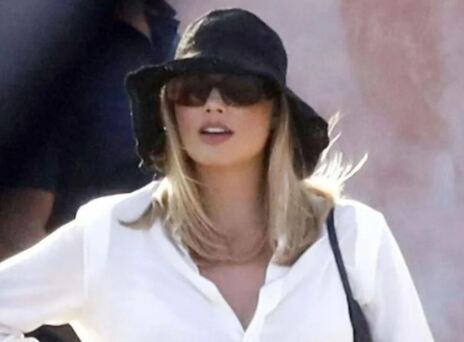 Η Μάργκοτ Ρόμπι ποζάρει με φουσκωμένη κοιλιά στην Σαρδηνία - Οι φωτογραφίες που έχουν δει το φως της δημοσιότητας