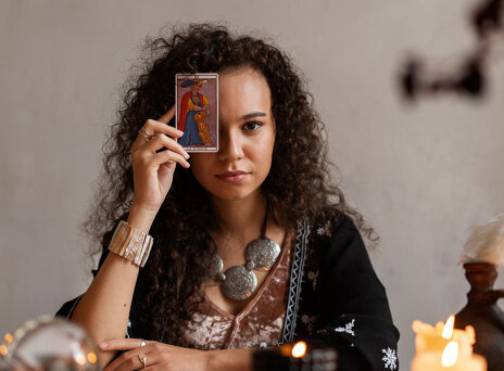 Μπορούν τα tarot του Tik Tok να θεραπεύσουν την πληγωμένη σου καρδιά;