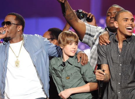 Για πρώτη φορά επώνυμη καταγγελία για σεξουαλικές επιθέσεις σε Τζάστιν Μπιμπερ και Usher 