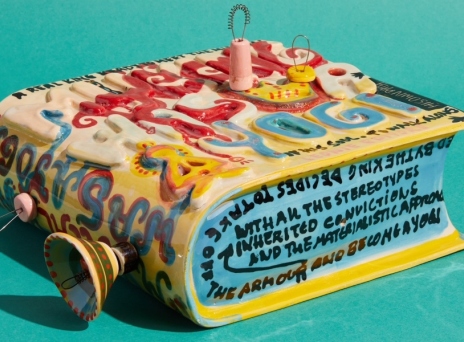 The Solid Book:  Η νέα συλλογή κεραμικών της Λεώνης Γιαγδόγλου