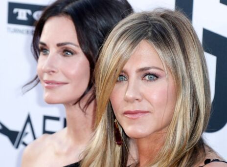 Το μυστικό της Τζένιφερ Άνιστον για να μυρίζει υπέροχα το σπίτι της, σύμφωνα με την Κόρτνεϊ Κοξ - Πώς συνδέεται με τις σταρ του «Friends» το κερί Cece