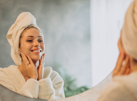 Καθημερινή φροντίδα και καθαρισμός: Το κλειδί για ενυδατωμένο, λαμπερό δέρμα